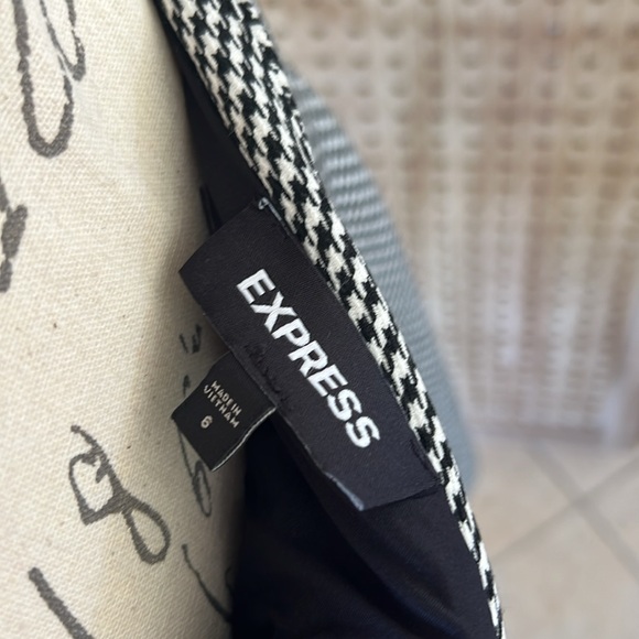 Express- Houndstooth, Mini Skirt with belt, Zip pockets, Side Zipper- Size 6 - Picture 5 of 7